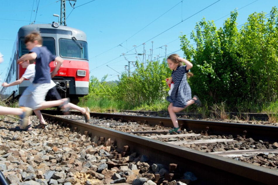 Die Schülerinnen sorgten für einen Zugstopp auf der Schnellfahrstrecke zwischen Berlin und Hamburg. (Symbolbild)