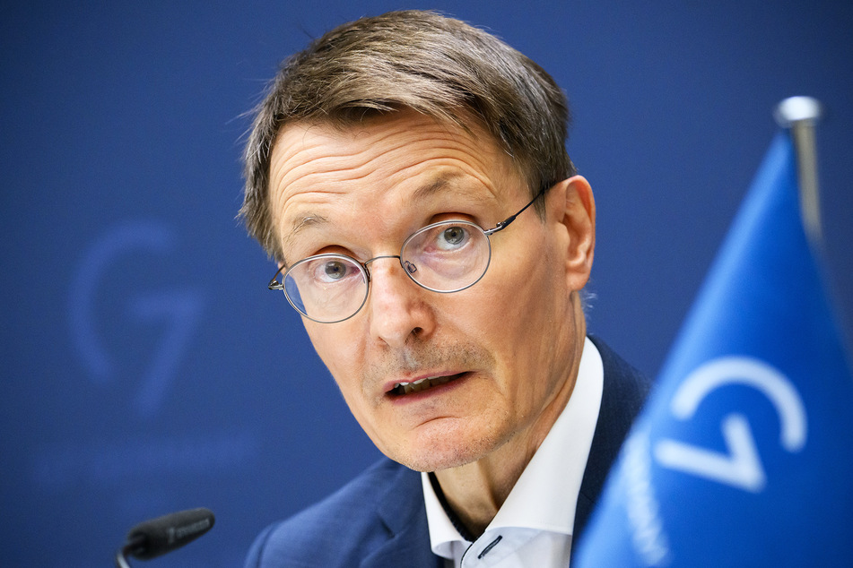 Gesundheitsminister Karl Lauterbach (59, SPD) will sich die Möglichkeit der Maskenpflicht offenhalten.