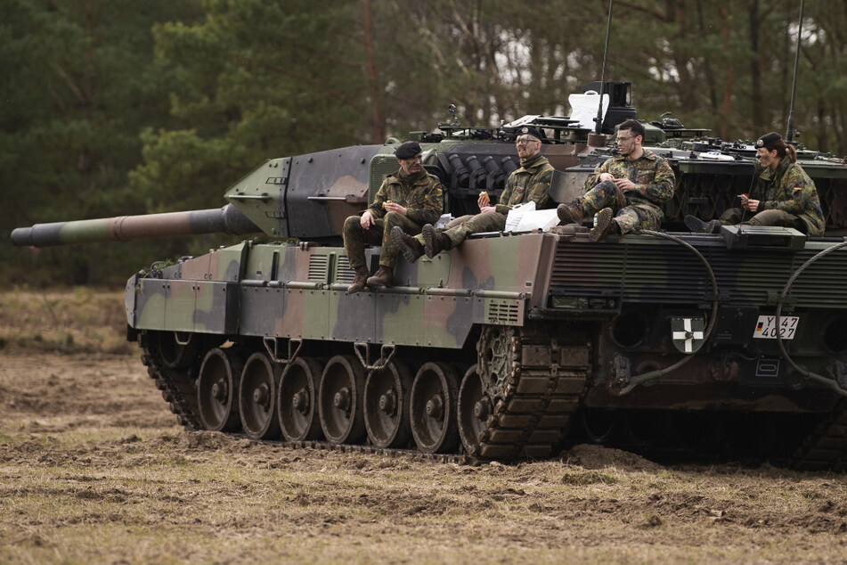 So entspannt wie bei der Pause auf dem "Leopard 2" geht es beim Militär selten zu.