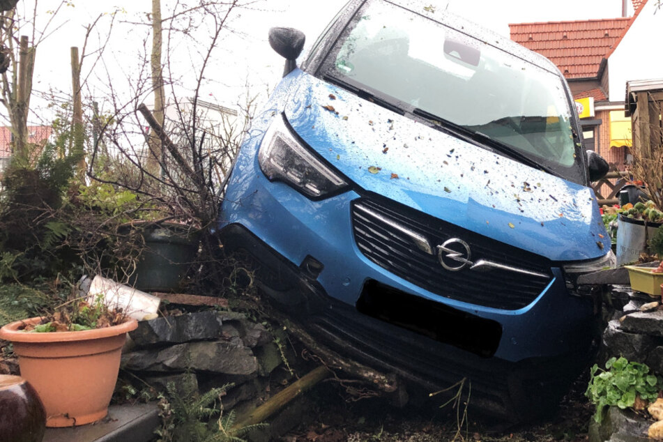 Auto kracht in Garten: Fahrer (69) bei Unfall in Kirchheimbolanden verletzt