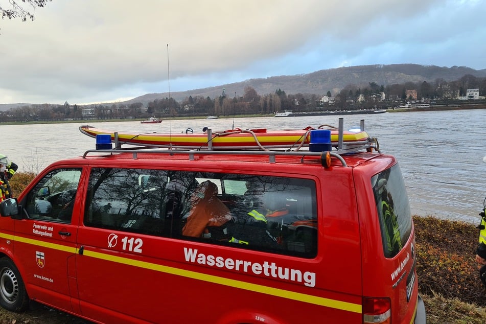 Mann will sich im Rhein abkühlen und gerät in Lebensgefahr: Passanten alarmieren Feuerwehr