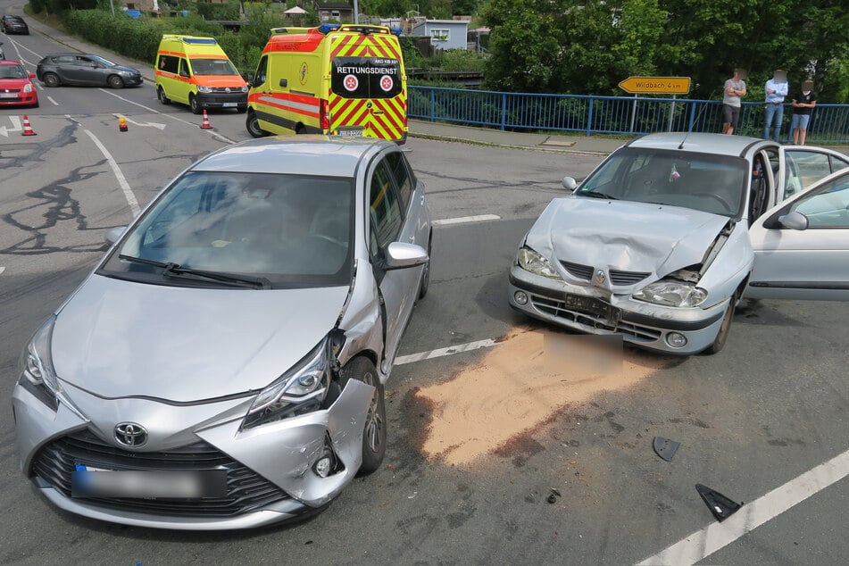 Crash in Schneeberg: Auf der Kreuzung B93/Scheunenstraße krachten zwei Autos zusammen.