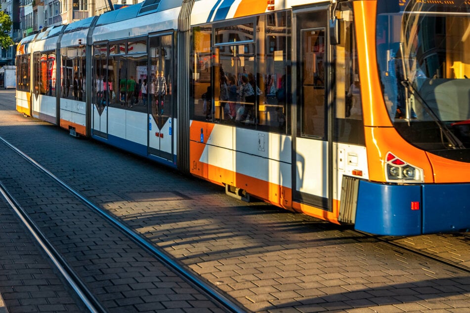 Der Mann wurde an einer Haltestelle in Stuttgart zwischen zwei Straßenbahnen eingeklemmt. (Symbolfoto)