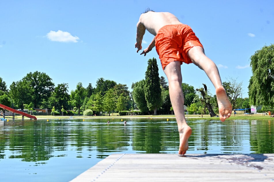 Ins Wasser hüpfen, wie im Naturbad Mockritz, ist in dieser Saison nicht mehr lange möglich. (Archivfoto)