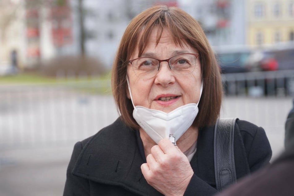 Brandenburgs Gesundheitsministerin Ursula Nonnemacher (64, Grüne) will durch die Umsetzung der Impfpflicht für die Bereiche Gesundheit und Pflege die Versorgungssicherheit nicht gefährden.