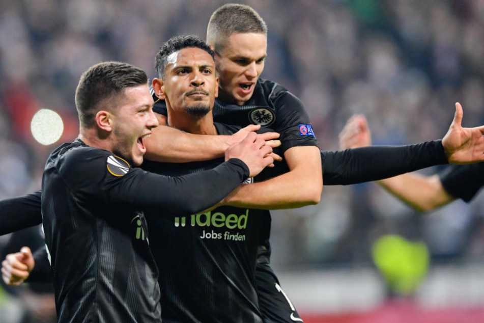 Das waren noch Zeiten: Frankfurts Luka Jovic (l-r), Torschütze Sebastien Haller und Mijat Gacinovic jubeln über das Tor zum 2:0 gegen Schachtar Donzek.