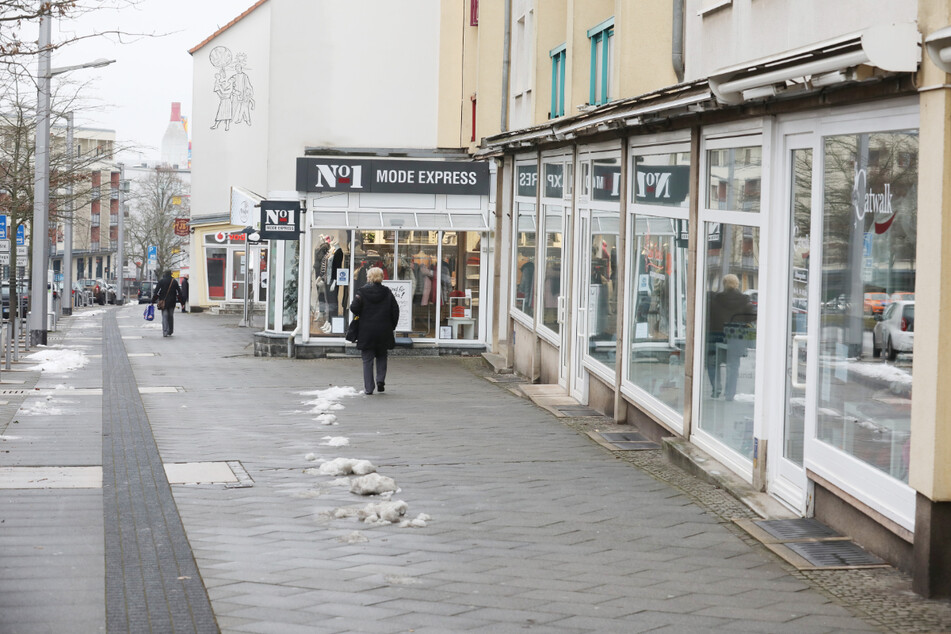 Nahezu menschenleer ist eine Einkaufsstraße in der Innenstadt von Nordhausen. Mit dem Modellversuch und der damit verbundenen Öffnung von Geschäften dürften in dieser Woche deutlich mehr Menschen durch die Straßen schlendern. (Archivbild)