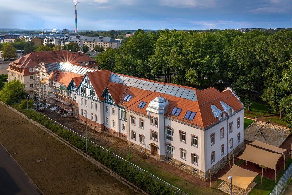 Aus der Luft sind die Solarpanels auf der Kita an der Forststraße zu sehen.