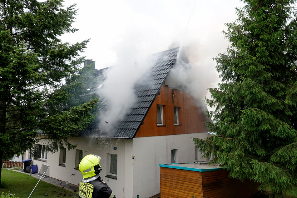 Dachstuhlbrand in Chemnitz: Feuerwehreinsatz an der Lichtenauer Straße.