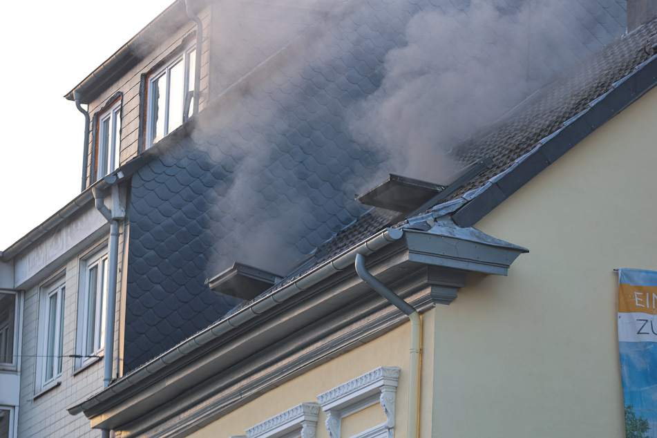 Aus den Dachfenstern der brennenden Wohnung kam dichter Rauch.