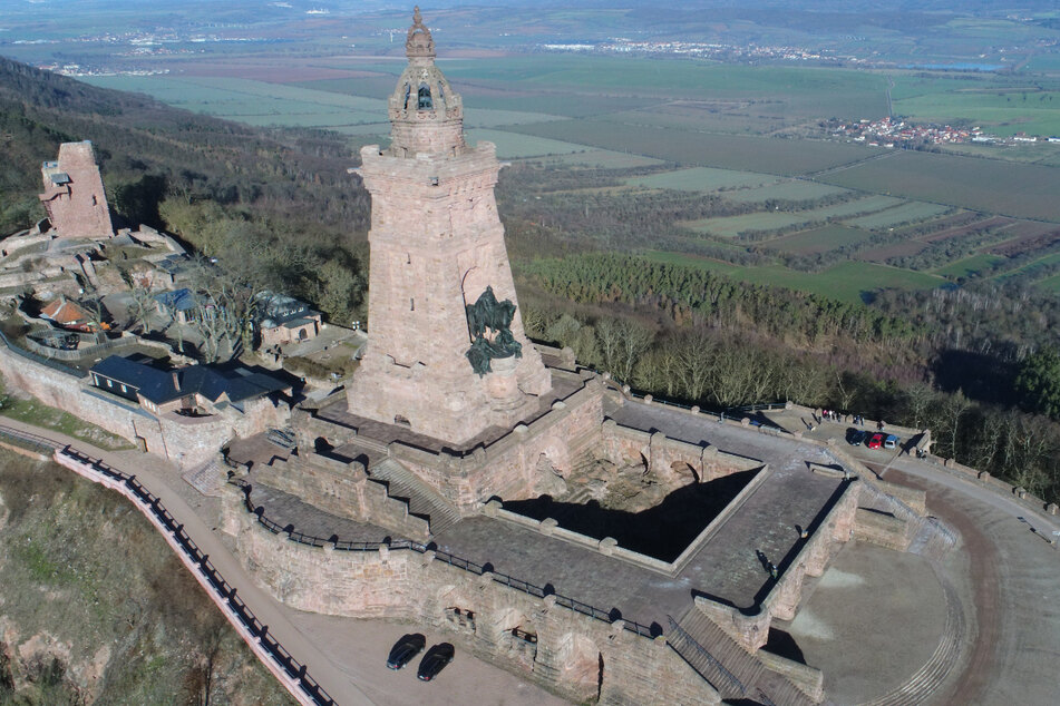 Das Kyffhäuser-Denkmal ist 81 Meter hoch und zeigt ein Reiterstandbild von Kaiser Wilhelm I. und eine Barbarossafigur.