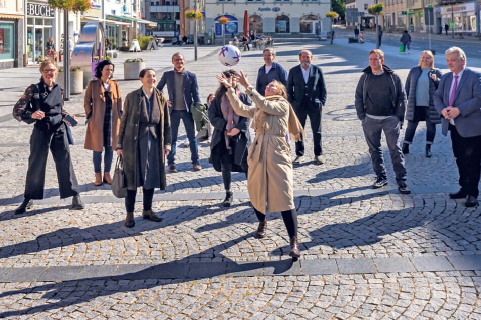 Internationale Künstler ließen sich auch den Marktplatz in Aue zeigen.