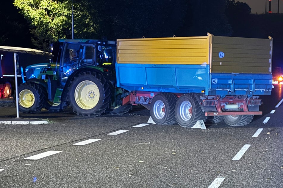 Der Biker ist bei einem Überholmanöver auf der B8 mit einem Traktor kollidiert.