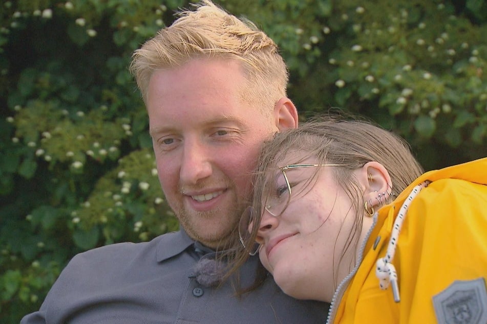 Endlich Zweisamkeit: Als es kühler wird, legt Jennifer liebevoll ihren Kopf auf Daniels Schultern.