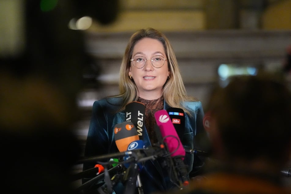 Dr. Marayke Frantzen erklärte unter anderem der Pressemeute, warum die Jugendkammer den gesamten Prozess unter Ausschluss der Öffentlichkeit verhandelt: "Das ist zwingend gesetzlich so vorgesehen, hier gibt es kein Ermessen für das Gericht."