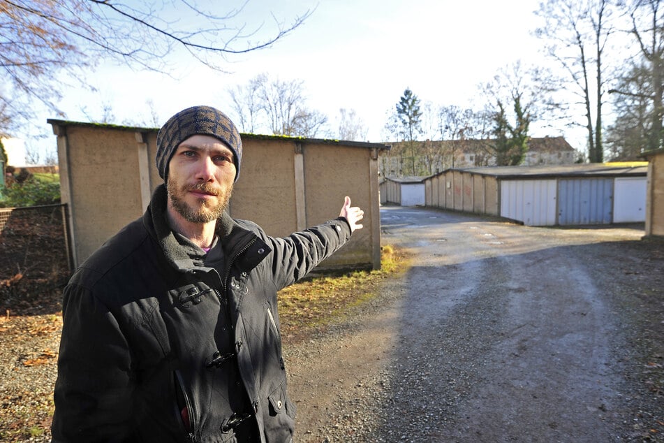 Anwohner Benjamin Rieger (36) zeigt in den Garagenhof, der nachts nicht beleuchtet ist.