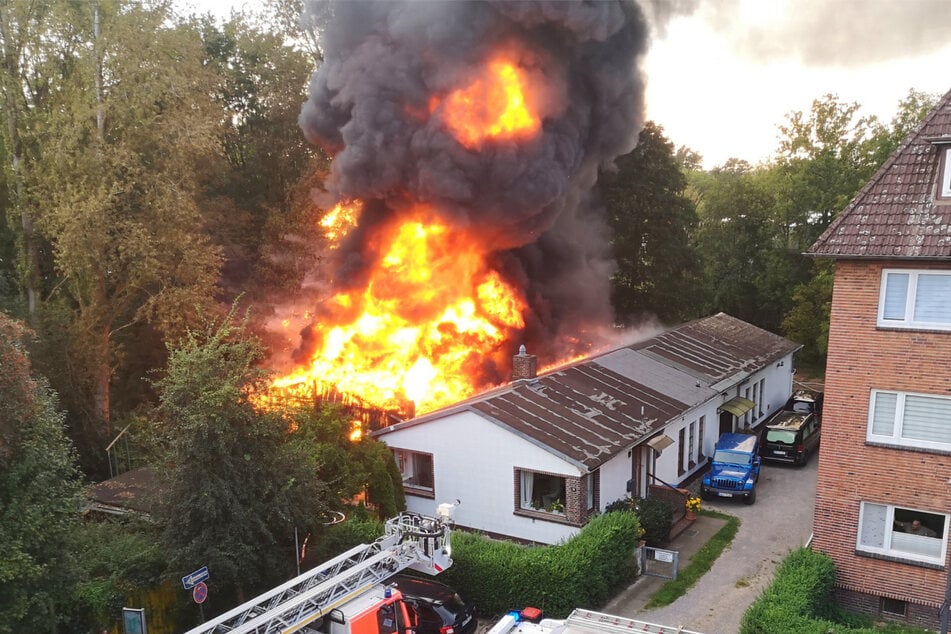 Die Lagerhalle eines Bootsvereins stand lichterloh in Flammen. Bis zu 140 Kräfte der Feuerwehr kämpften gegen den Brand.