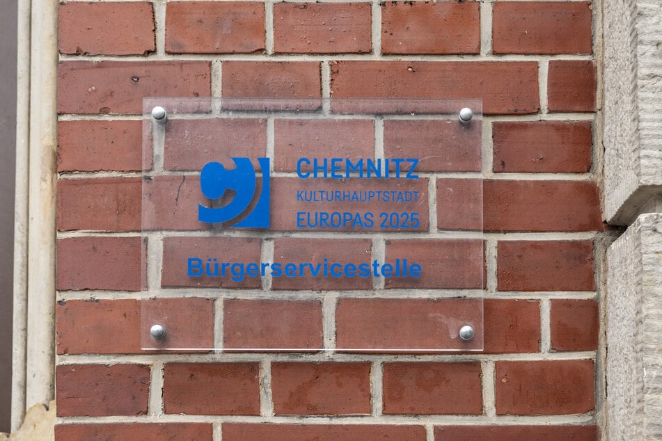 Am ehemaligen Bürgerservice-Eingang prangt immer noch das Logo.