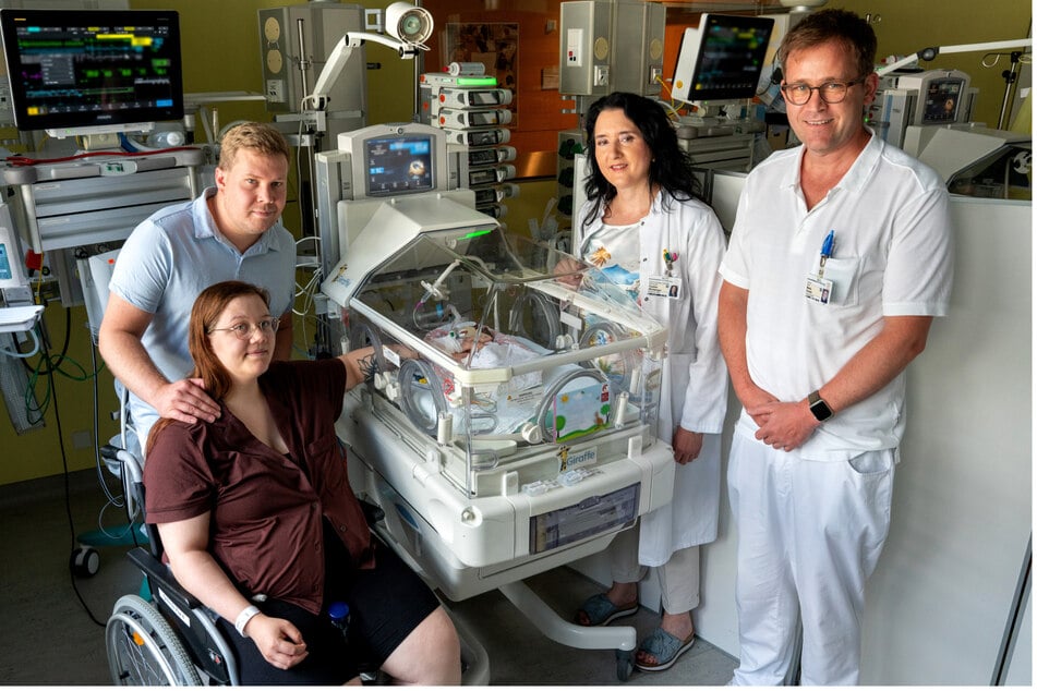 Mama Jessica und Papa Tom (l.) haben mit der Geburt ihrer kleinen Tamina eine besondere Marke im Dresdner Uniklinikum geknackt. Rechts neben dem Säugling: Klinik-Direktorin Pauline Wimberger und Oberarzt Matej Komar.