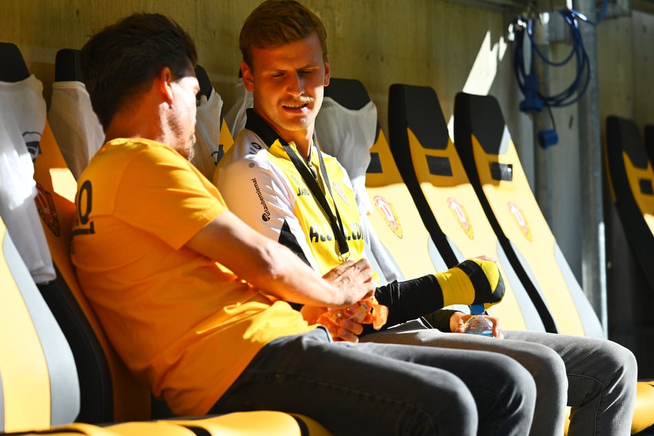 Christoph Daferner (27, h.) mit der Hand im Gips neben Thomas Stamm. Der Stürmer wird bald auf dem Platz zurückerwartet.