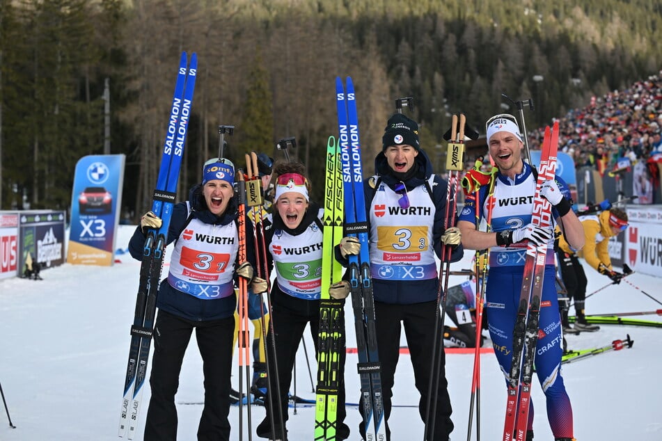 Mit der Mixed-Staffel holte Jacquelin (r.) gleich zum Auftakt die Goldmedaille und ist damit jetzt fünffacher Weltmeister.