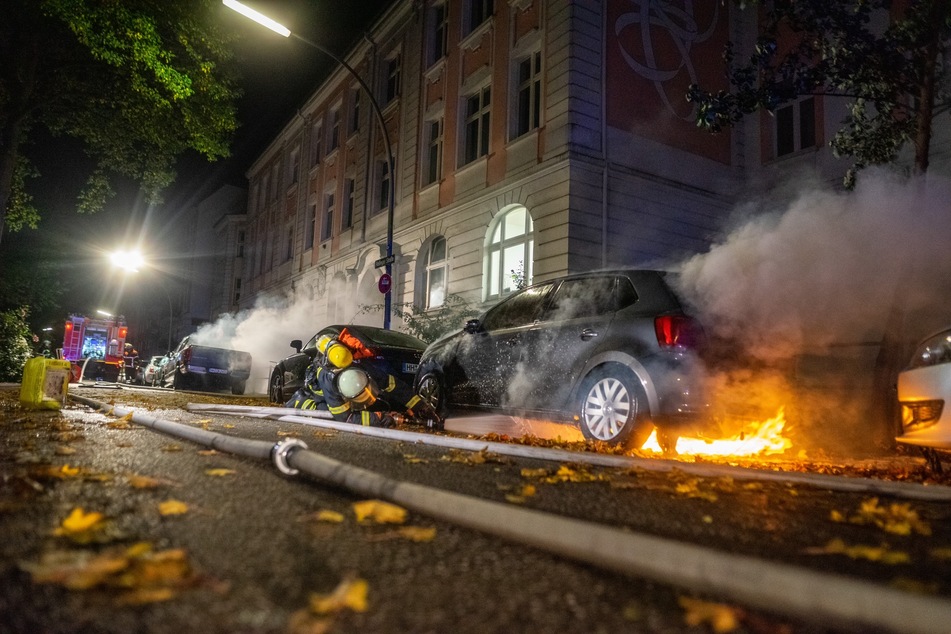 Hamburg: Feuerteufel in Hamburg? Zwei Autos bei Brandstiftung zerstört!