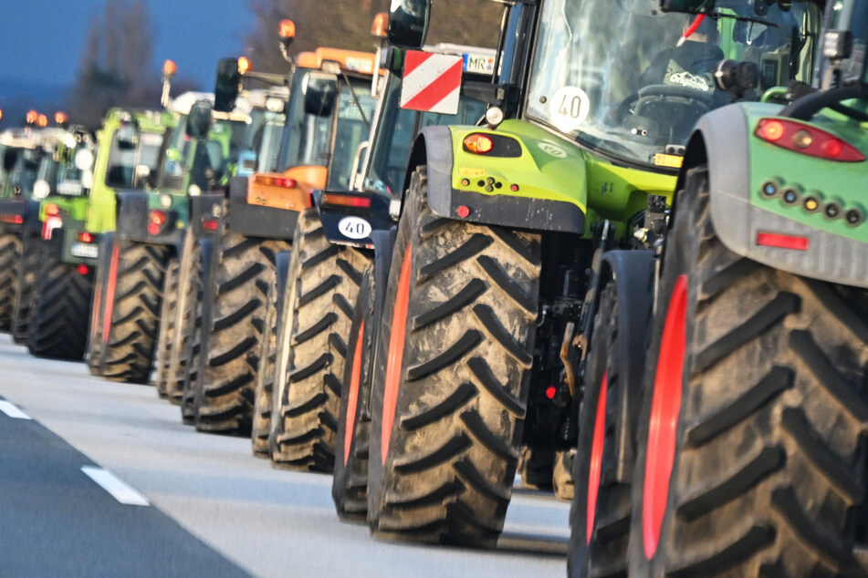 Bauernprotest mit Traktoren: Am Montag rückten mehr als 2000 Fahrzeuge in Wiesbaden an.