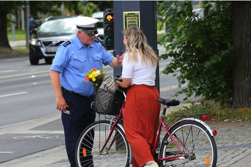 Die Beamten kontrollierten bereits mehrfach vor Ort: Polizeihauptmeister Gert Zimmermann (57) klärt hier eine Rot-Radlerin auf.