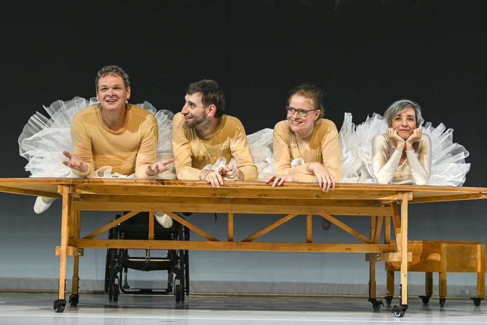 "Schwanensee" führt Schauspieler mit und ohne Behinderung zusammen (v. l.): Victor Tremmel, Pierre Zinke, Lisa Zocher und Karina Plachetka.