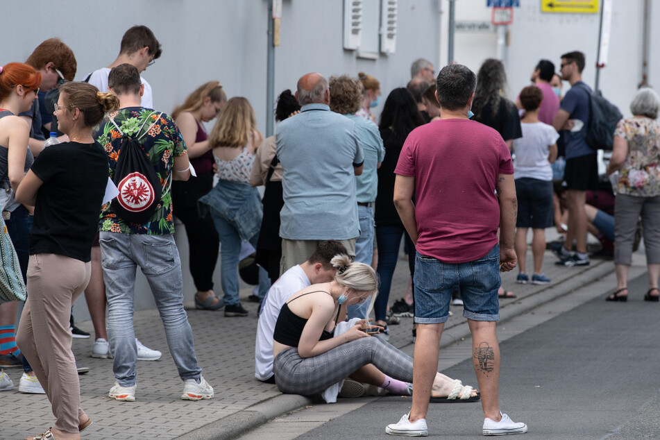 Bereits am Vormittag warteten rund 1000 bis 2000 Menschen vor der Praxis.