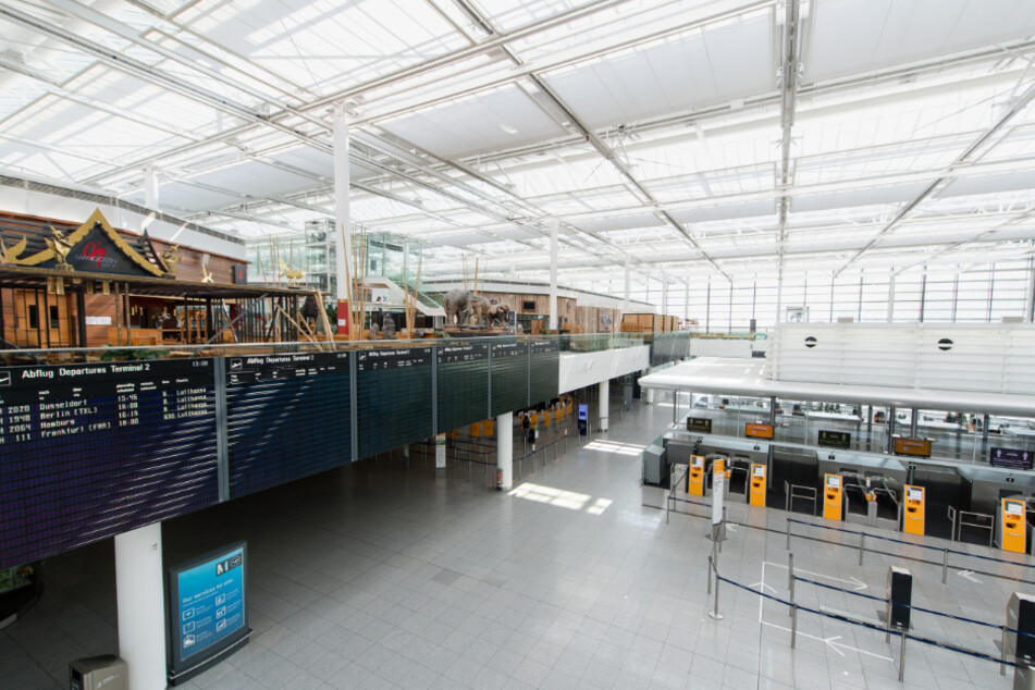 Nur vier Inlandsflüge sind im fast menschenleeren Terminal vom Flughafen München zum Check-In gelistet.