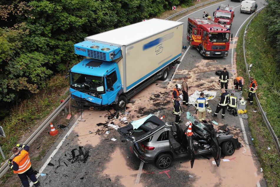 Schwerer Unfall auf B249: Mercedes kommt in Gegenverkehr und kracht in Lkw