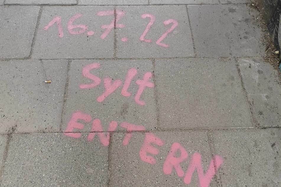In Hamburg wird mit dem Schriftzug "Sylt entern" auf eine der Demonstrationen auf Sylt hingewiesen.