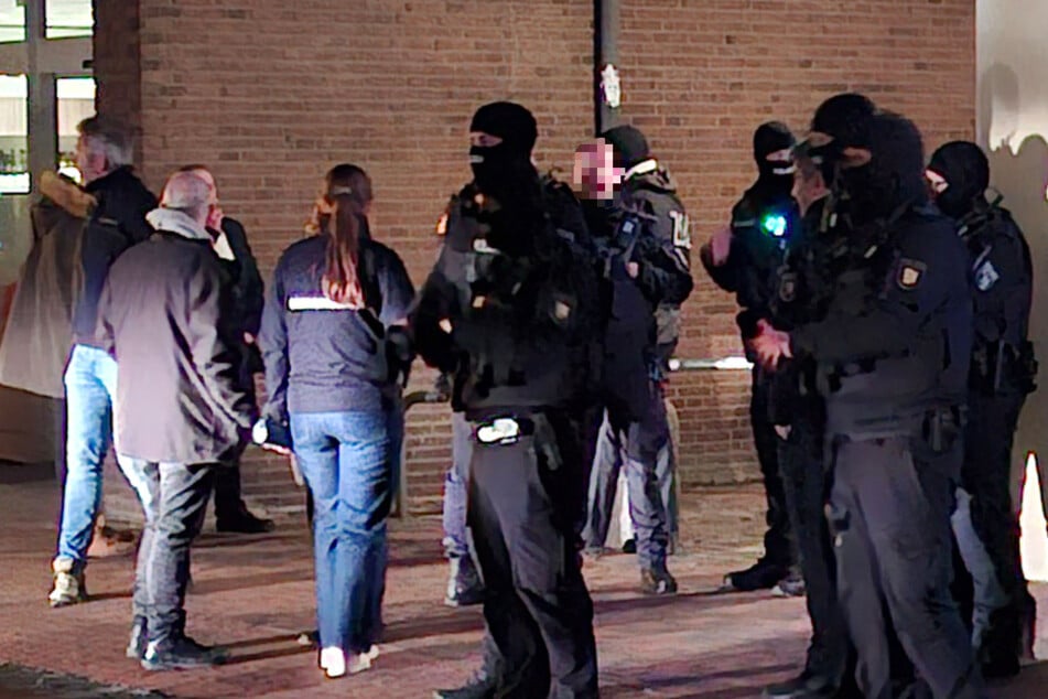 In Barmstedt im Kreis Pinneberg hat die Polizei am Samstagabend eine größere Razzia durchgeführt. Auch vermummte Kräfte waren daran beteiligt.