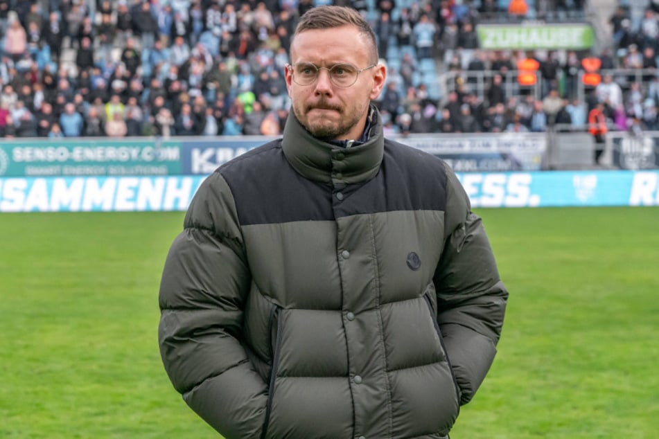 Hält Sportchef Chris Löwe (35) Ausschau nach Ersatz?