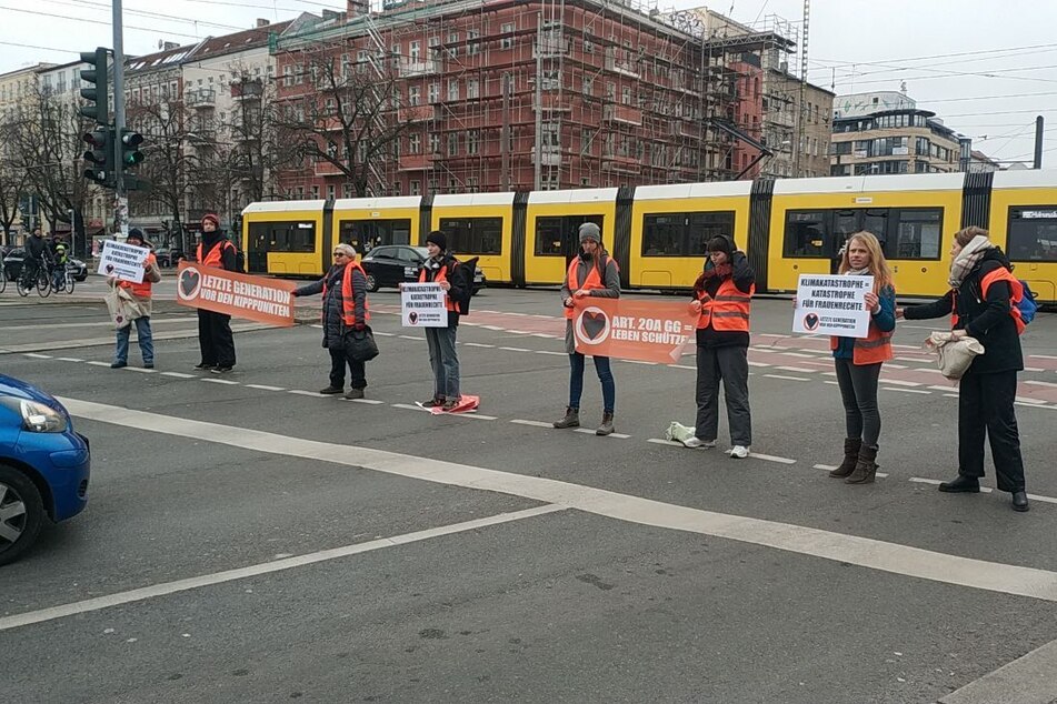 In Berlin blockierten Klimaaktivisten der "Letzten Generation" eine Kreuzung.