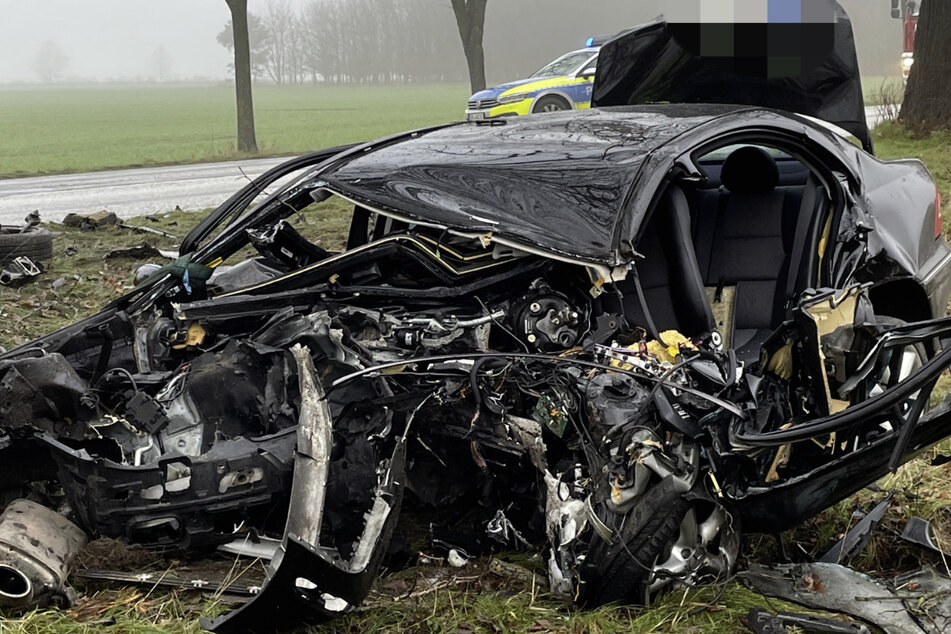 Tödlicher Unfall: Auto kracht gegen Baum, Fahrer stirbt