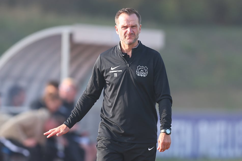Seine Mannschaft schoss den Titelverteidiger FC Erzgebirge Aue aus dem Sachsenpokal: Eilenburgs Coach Karsten Oswald (51).