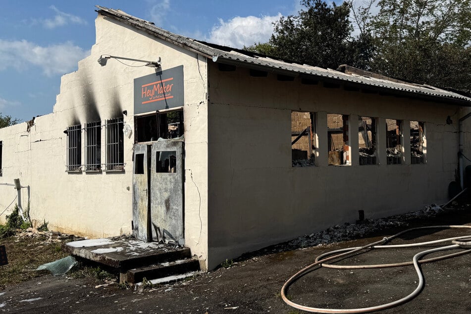 Die Feuerwehr konnte nicht verhindern, dass das Dach der Lagerhalle einstürzte.