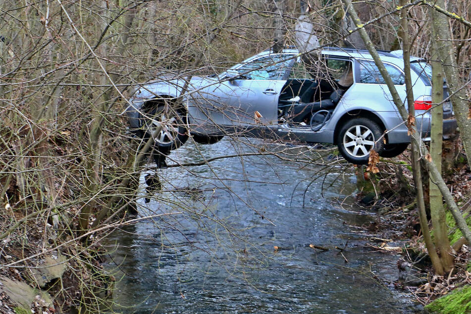 BMW stürzt in Fluss: Aufwendige Rettung und Bergung