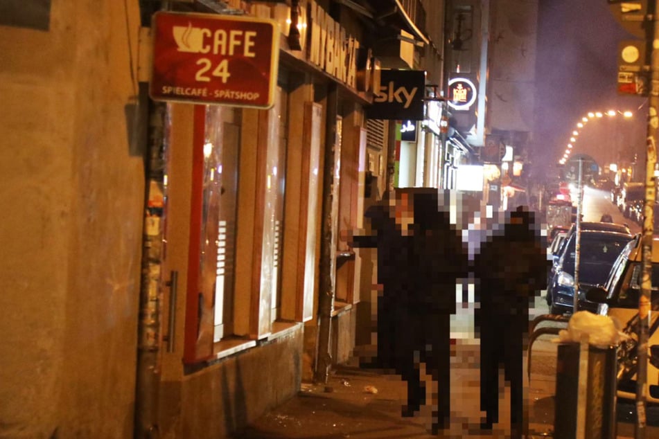 Vermummte und schwarz gekleidete Personen griffen die Bar in der Neustadt an.