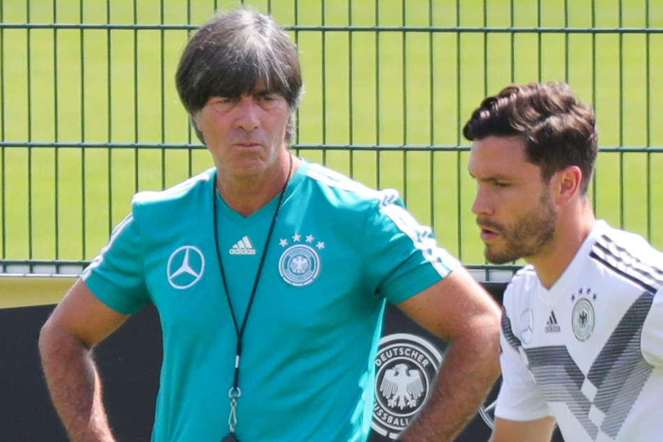 Nationalspieler Jonas Hector (r.) und Bundestrainer Joachim Löw in Aktion beim Mannschaftstraining.