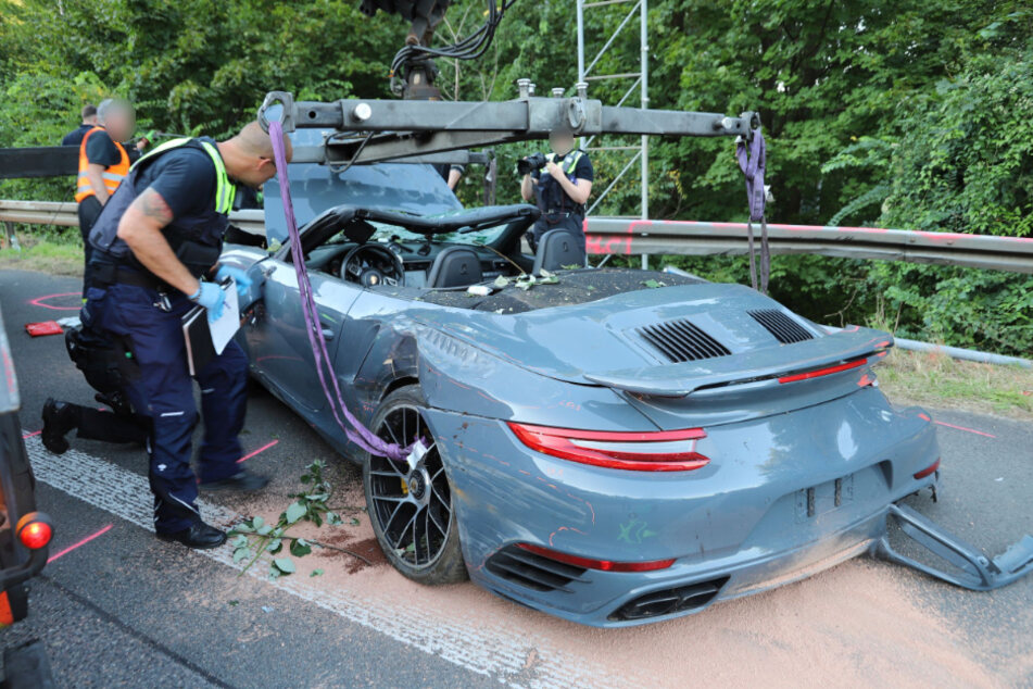 Auto wechselt plötzlich die Spur: Porsche-Fahrer wird in Grünstreifen geschleudert und stirbt