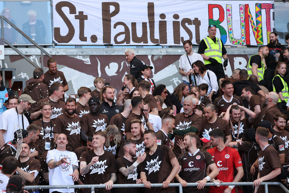 Nach dem 3:1-Sieg gegen Osnabrück präsentierten sich die Aufstiegshelden des FC St. Pauli auf der Tribüne im Millerntor-Stadion und feierten mit ihren Fans.