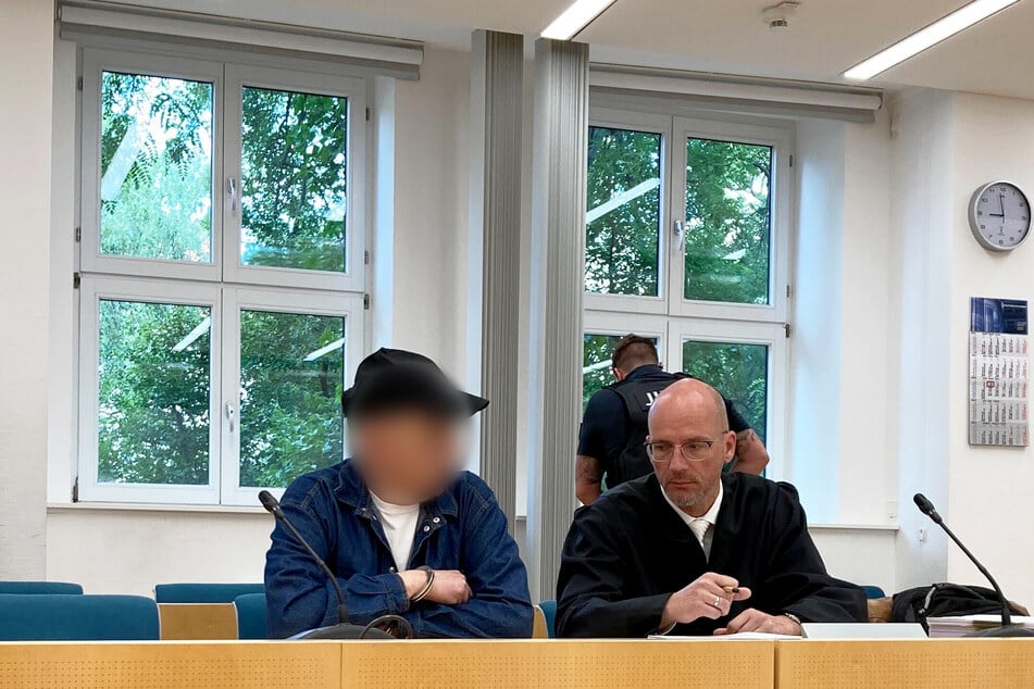 Der Angeklagte (links) sitzt im Prozess neben seinem Verteidiger Klaus-Peter Ciesla in einem Saal des Landgerichts Erfurt.