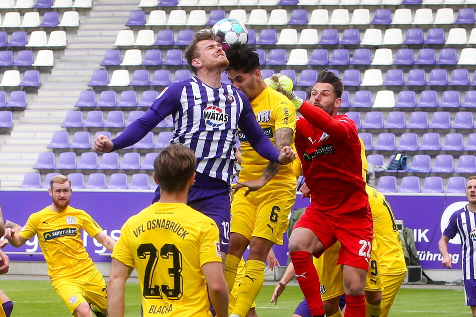 Sein letztes Spiel für Aue. Steve Breitkreuz (29, v.) setzt sich in der Luft gegen Osnabrücks Ludovit Reis (21) und Phillip Kühn (28, r.) durch. Aue gewann 2:1.