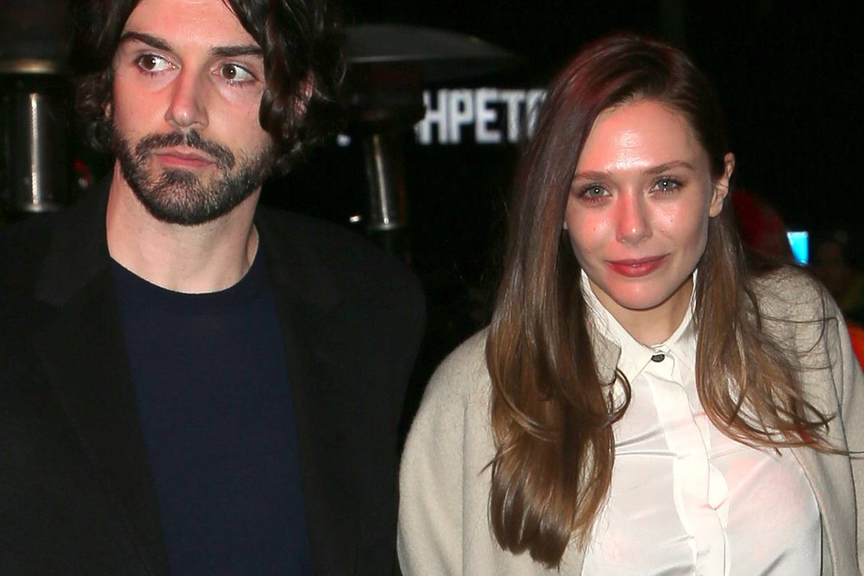 Elizabeth Olsen (r.) with her fiancé Robbie Arnett in 2018.