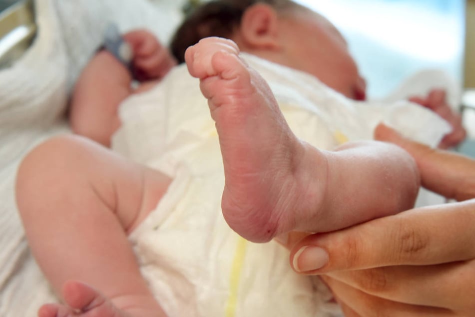 In Berlin hat das erste Neujahrsbaby bereits kurz nach 0 Uhr das Licht der Welt erblickt.