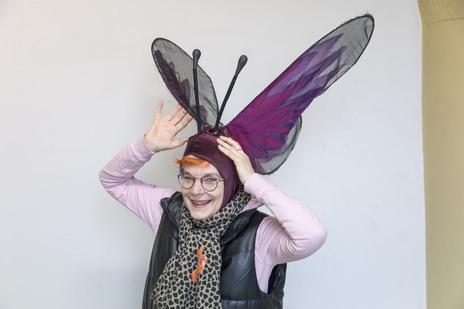 TAG24-Reporterin Katrin Koch probiert eine Schmetterlingshaube auf.