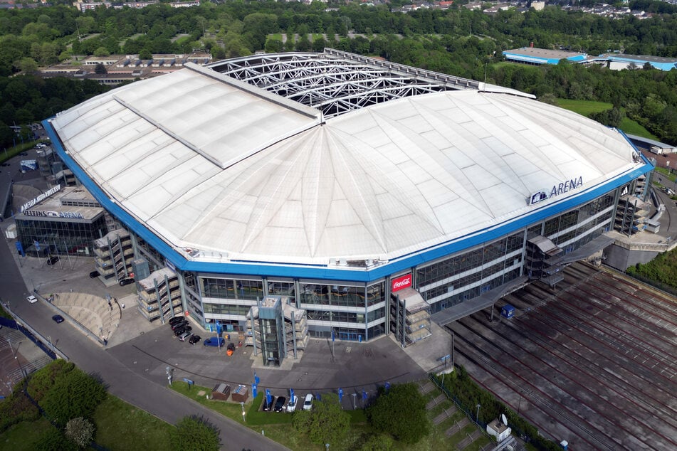 Blick auf die Veltins-Arena in Gelsenkirchen: Im Bereich der Parkplätze sind abreisende Bergamo-Fans von Mitgliedern der aktiven Schalke-Fanszene attackiert worden. (Symbolbild)